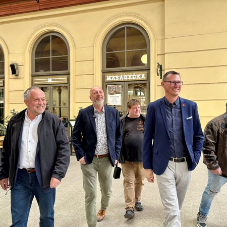 Restaurace U Pinkas - Navtvit vechny podniky by bylo nadlidskm kolem, a tak se zastavili jen v nkterch restauracch: Ole, Masaryka, Kolkovna Celnice, Na epu v palci Myslbek a Vep U Zvonu, odkud u to bylo jen pr krok k Pinkasm.