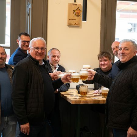Restaurace U Pinkas - Jakub Pinkas zaal jako prvn nosit pivo Pilsner Urquell z chladnho sklepa naepovan hned do pllitr, m dramaticky stoupla kvalita podvanho piva.