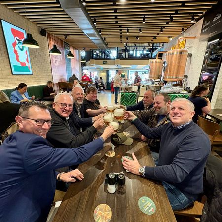 Restaurace U Pinkas - Navtvit vechny podniky by bylo nadlidskm kolem, a tak se zastavili jen v nkterch: restauracch Ole, Masaryka, Kolkovna Celnice, Na epu v palci Myslbek a Vep U Zvonu, odkud u to bylo jen pr krok k Pinkasm.