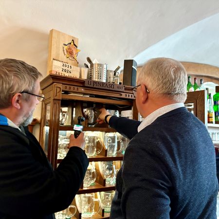Restaurace U Pinkas - Kilov pllitr pro novho generlnho editele Plzeskho Prazdroje, pana Michala Mrowiece, byl pedstaven emeritnm vrchnm sldkem Plzeskho Prazdroje Vclavem Berkou.