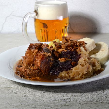 Restaurace U Pinkas - Peen vepov vrabec s dvoubarevnm zelm  a variac houskovch a bramborovch knedlk