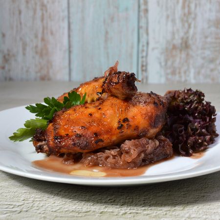Restaurace U Pinkas - Kuec stehna peen s domcm   kysanm zelm, brusinkami a   ervenm vnem